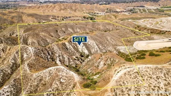 a view of residential houses with yard