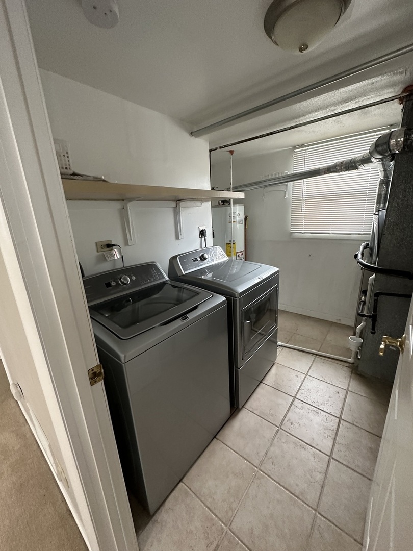 420 Iverson Lane Schaumburg, IL 60169 - Photo 5 of 12 a utility room with washer and dryer
