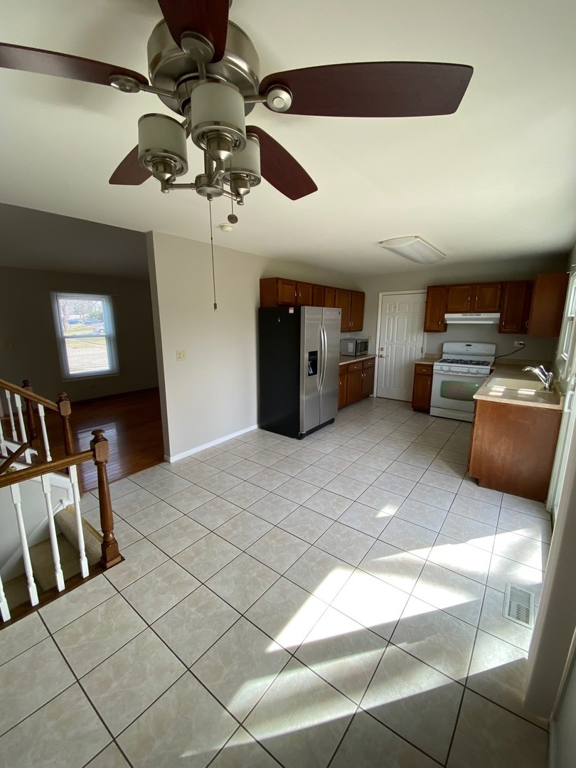 420 Iverson Lane Schaumburg, IL 60169 - Photo 6 of 12 a living room with furniture