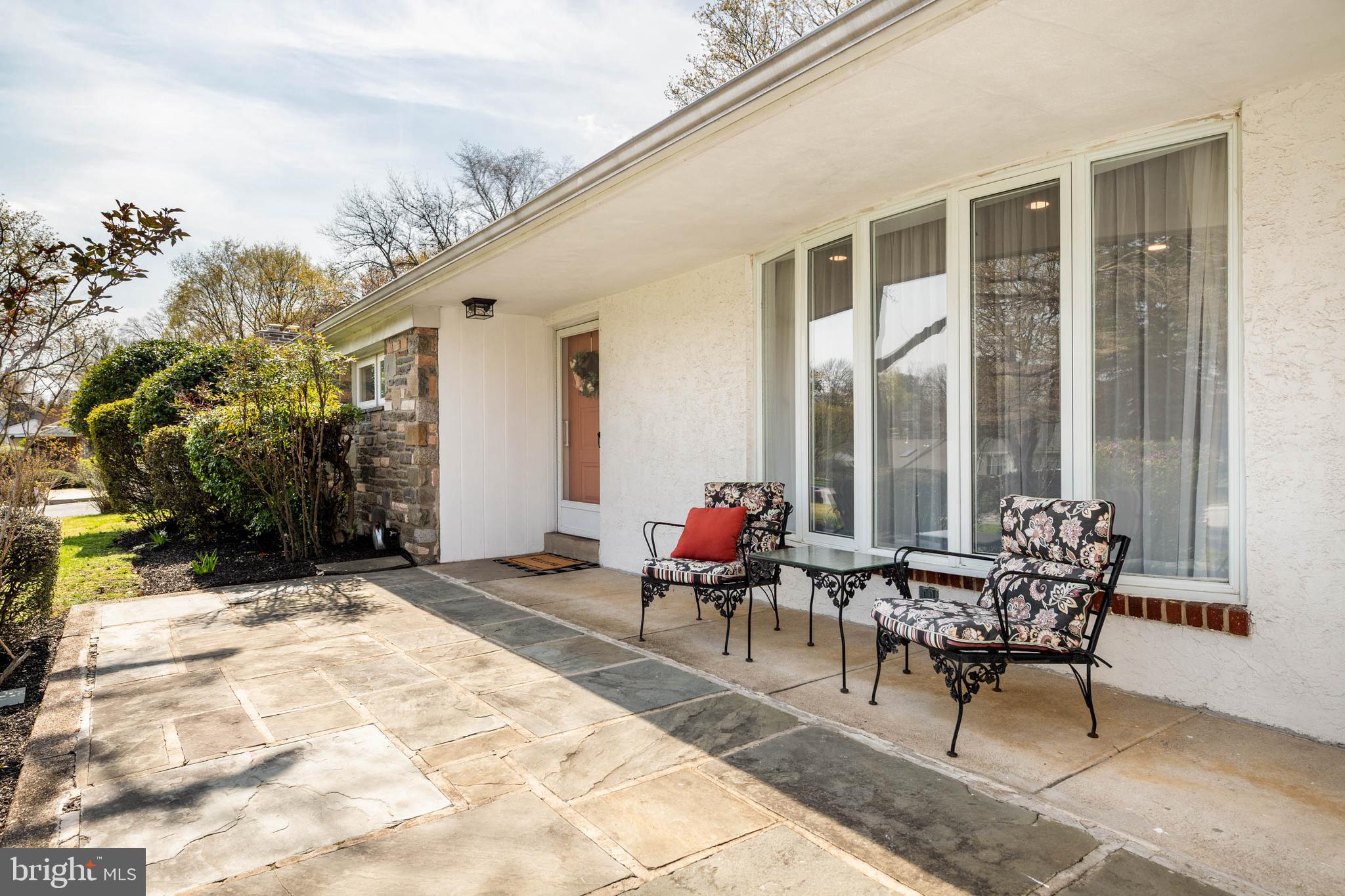136 Ashley Road Newtown Square, PA 19073 - Photo 3 of 29 a living room with furniture