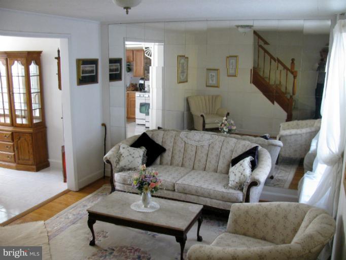 18 Eastship Road Dundalk, MD 21222 - Photo 8 of 29 Living Room