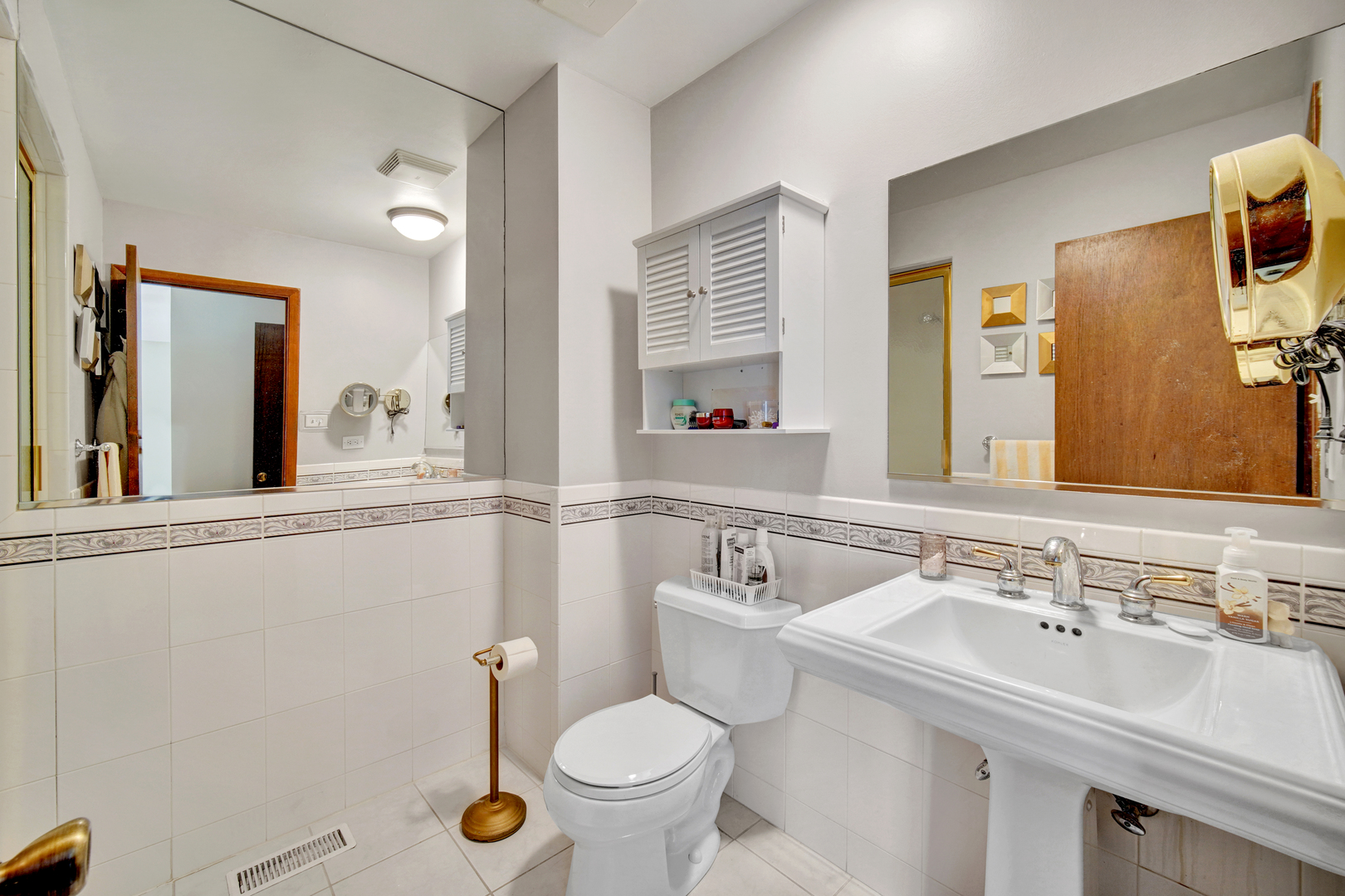 900 St Andrews Way Frankfort, IL 60423 - Photo 14 of 22 a bathroom with a sink and a mirror