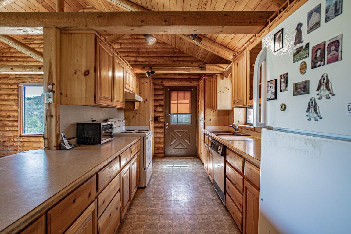 700 Neil Creek Road Ashland, OR 97520 - Photo 13 of 37 Kitchen