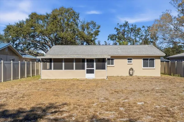 a view of a backyard