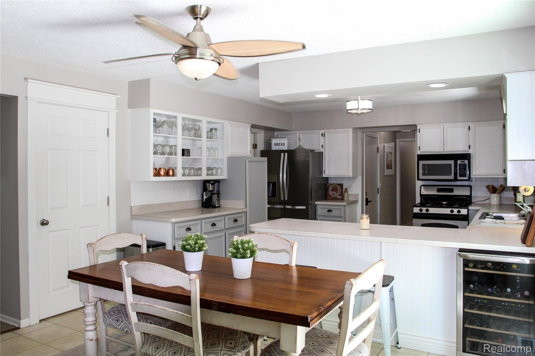 2745 Partridge Rochester, MI 48306 - Photo 11 of 40 Kitchen 2.jpg