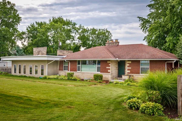 $289,000 | 207 Lincoln Highway West, New Haven, IN 46774