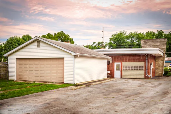 $289,000 | 207 Lincoln Highway West, New Haven, IN 46774