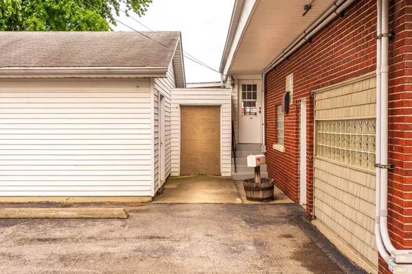 $289,000 | 207 Lincoln Highway West, New Haven, IN 46774