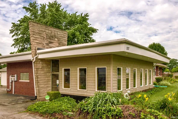 $289,000 | 207 Lincoln Highway West, New Haven, IN 46774