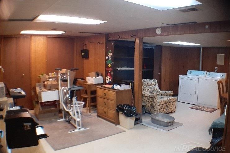 2045 Roslyn Road Grosse Pointe, MI 48236 - Photo 19 of 19 50039822-18.JPG