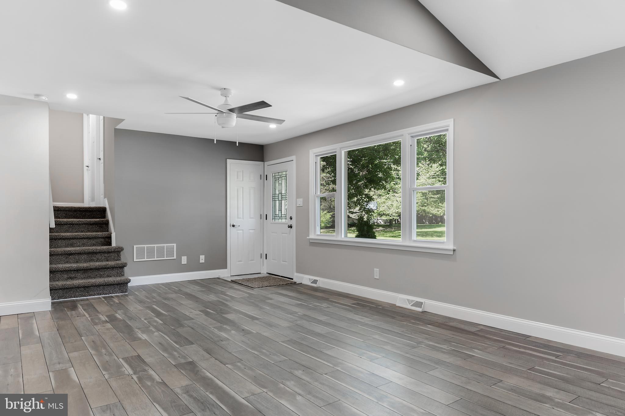 4485 Robin Road Newfield, NJ 08344 - Photo 4 of 22 Living Room