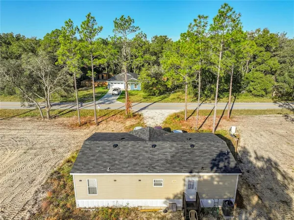 a view of a back yard