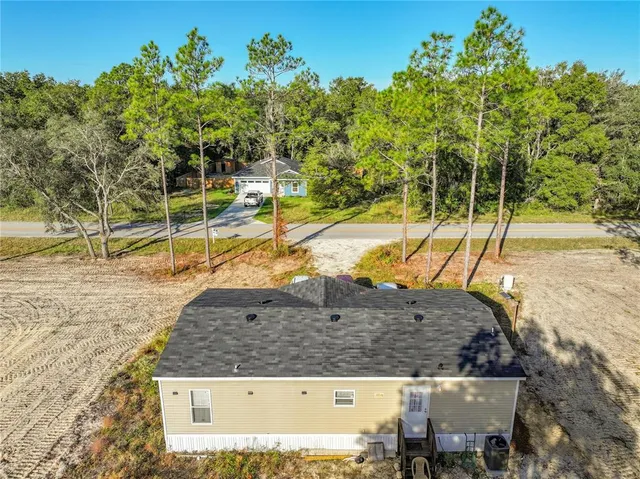 a view of a back yard