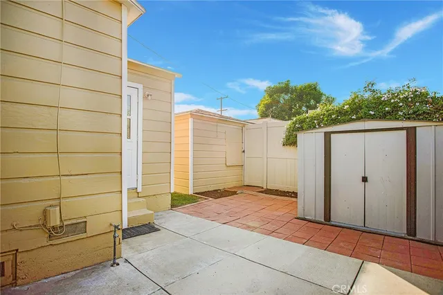 a view of a pathway with an outdoor space