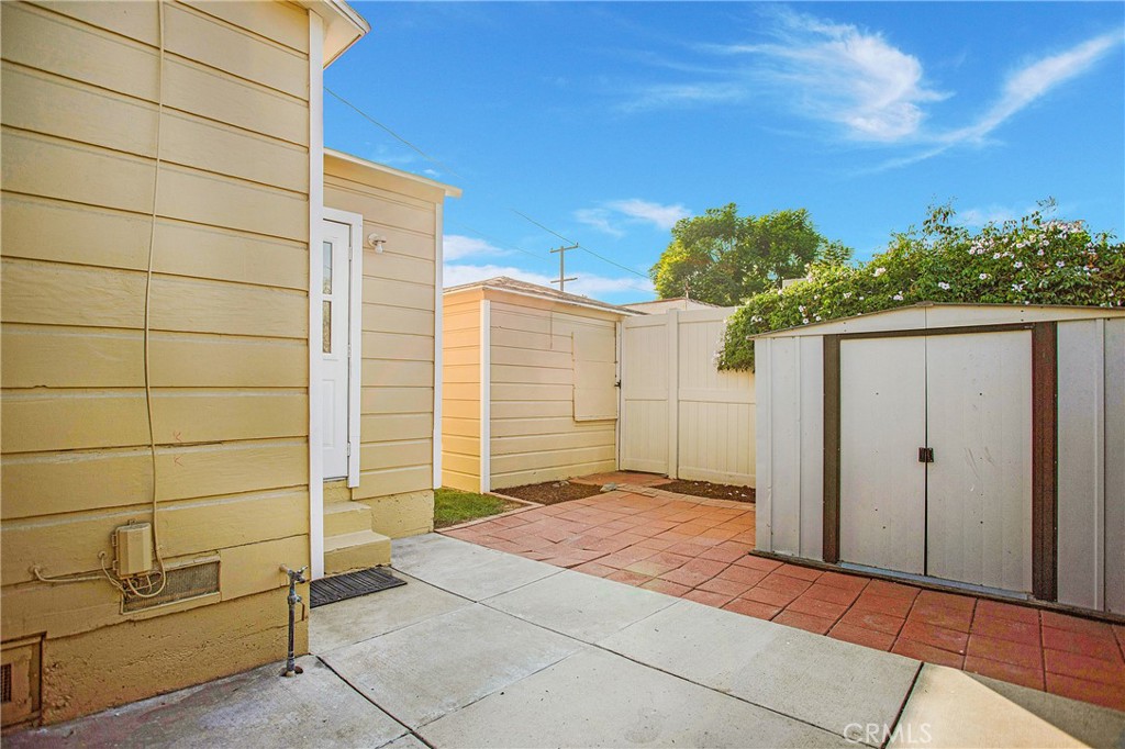 315 West Elm Street Brea, CA 92821 - Photo 11 of 14 a view of backyard with tub