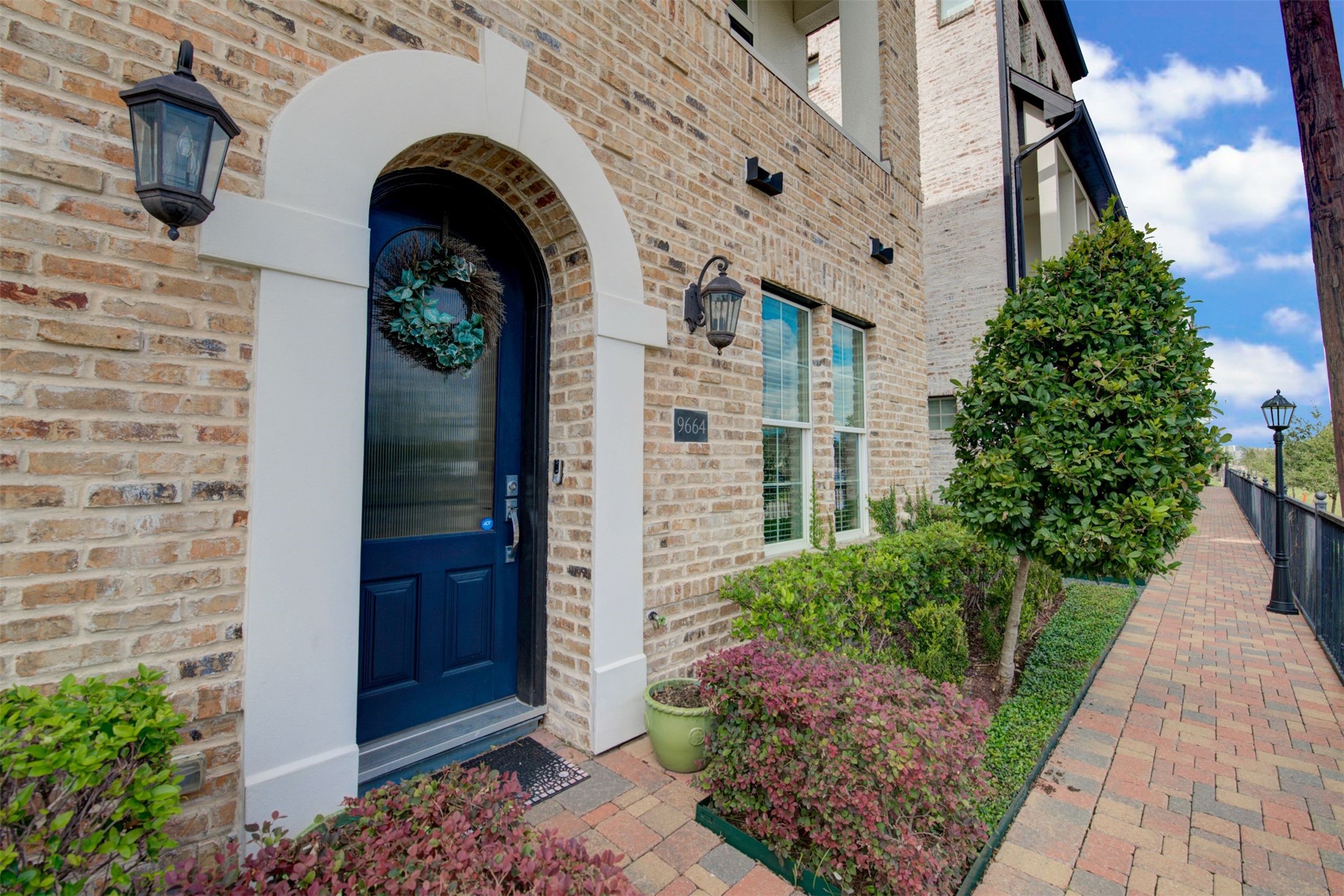 9664 Knight Road Houston, TX 77045 - Photo 22 of 33 a view of building with potted plants