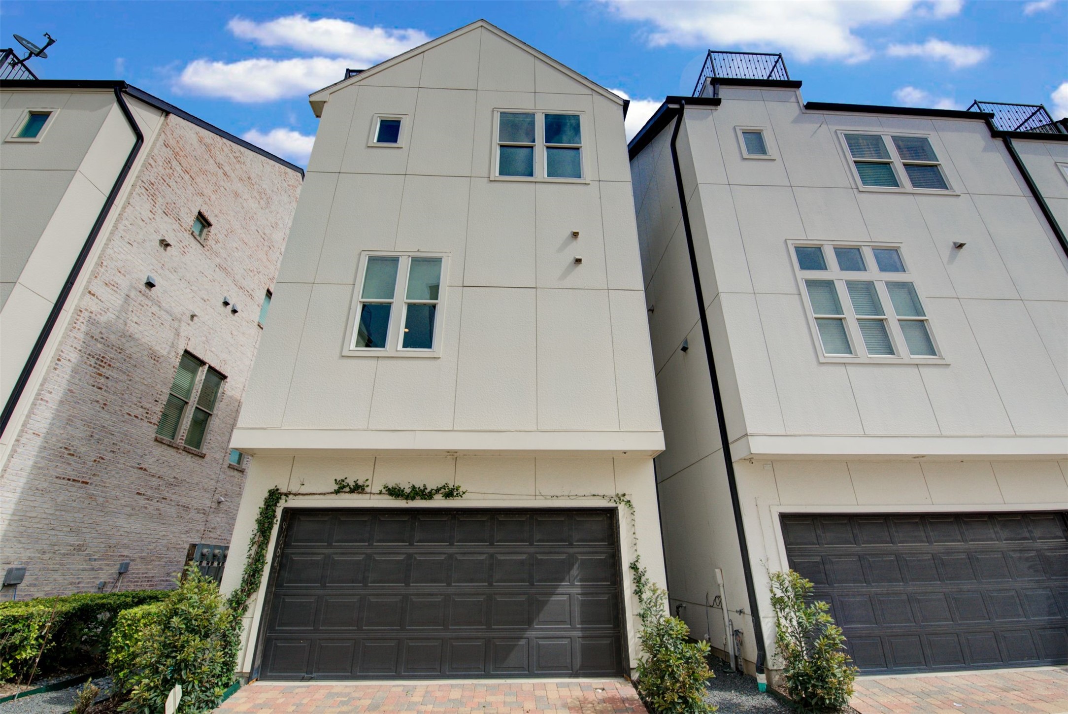 9664 Knight Road Houston, TX 77045 - Photo 23 of 33 a front view of a house with large windows