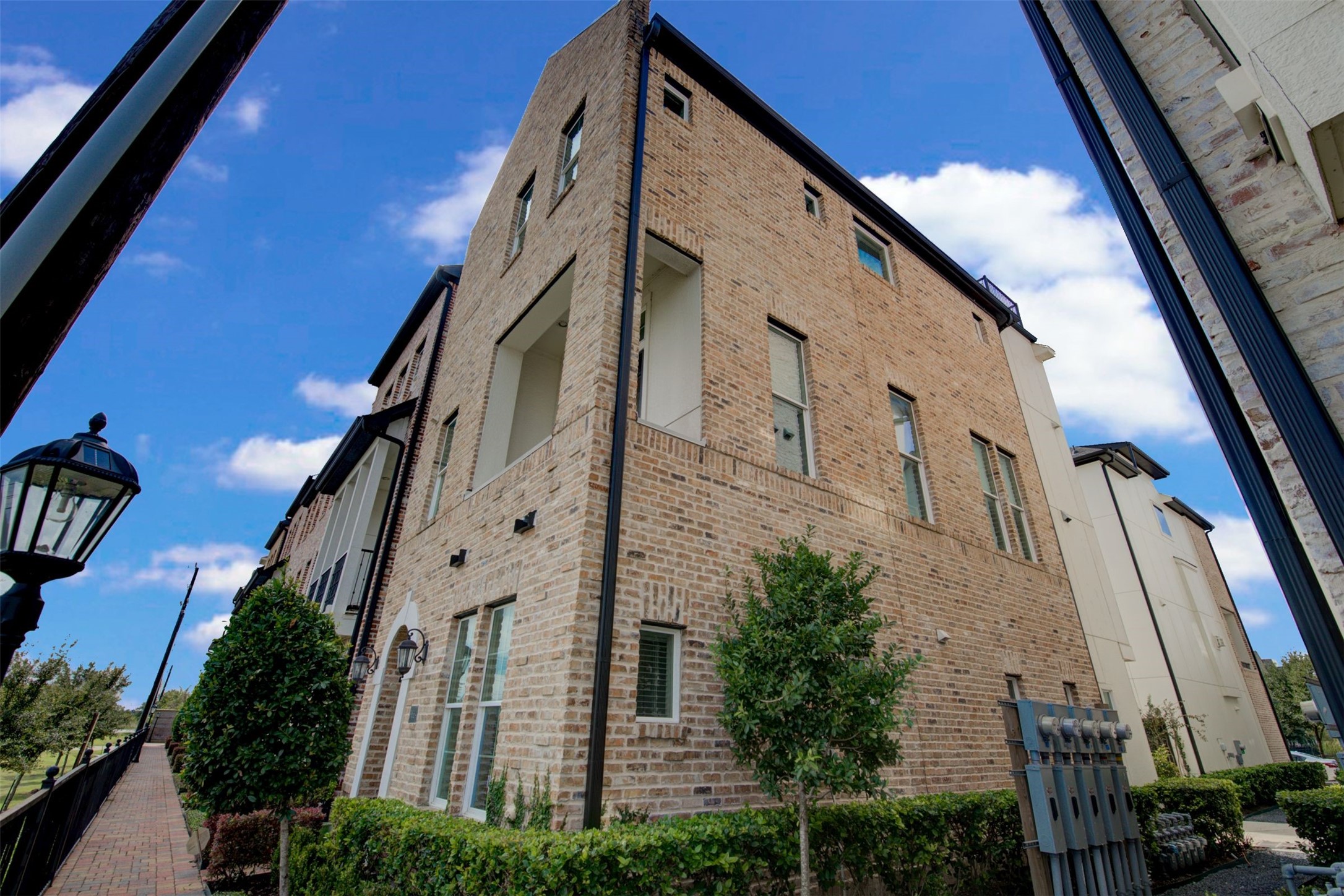 9664 Knight Road Houston, TX 77045 - Photo 28 of 33 a view of a large building