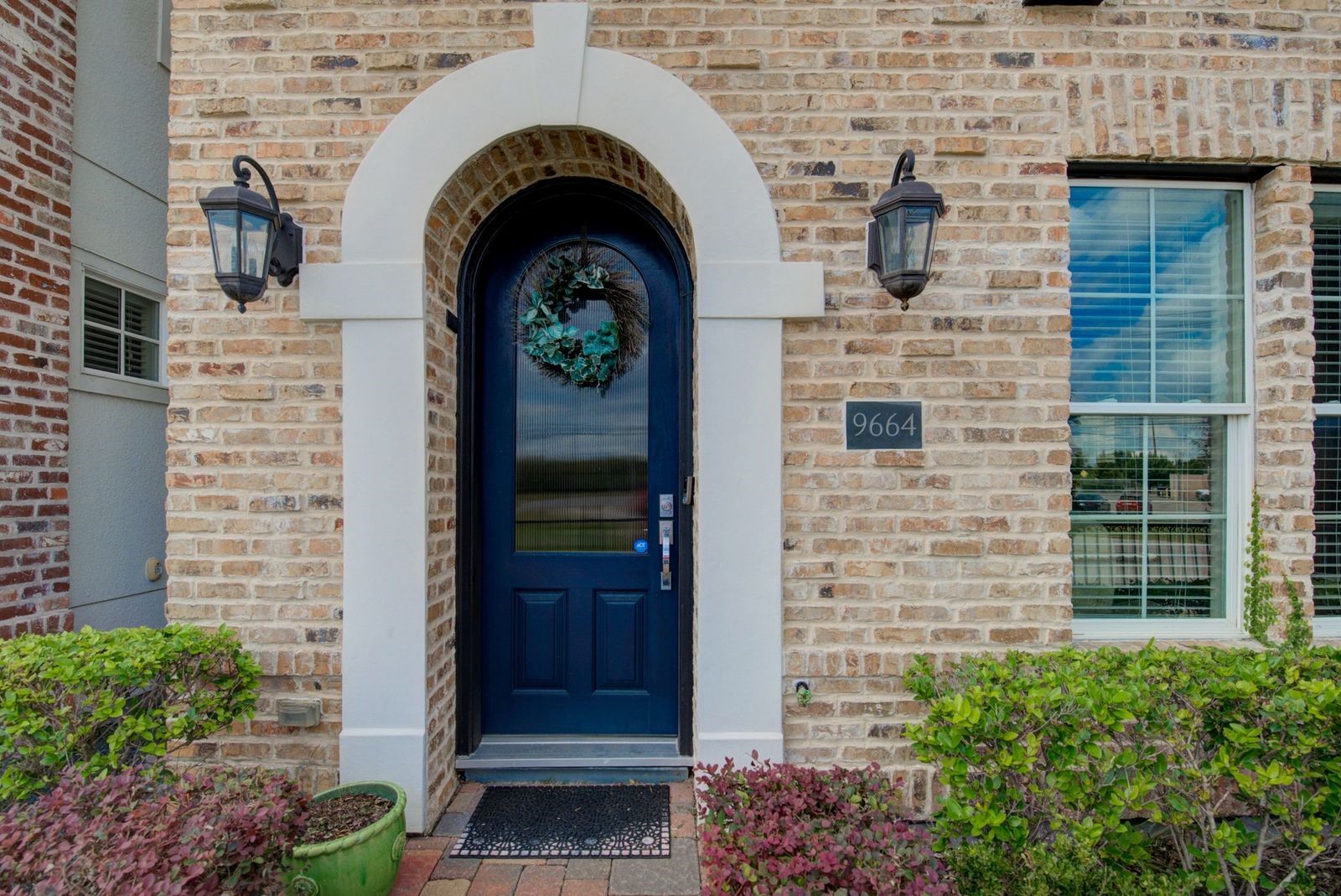 9664 Knight Road Houston, TX 77045 - Photo 31 of 33 a view of building with glass windows