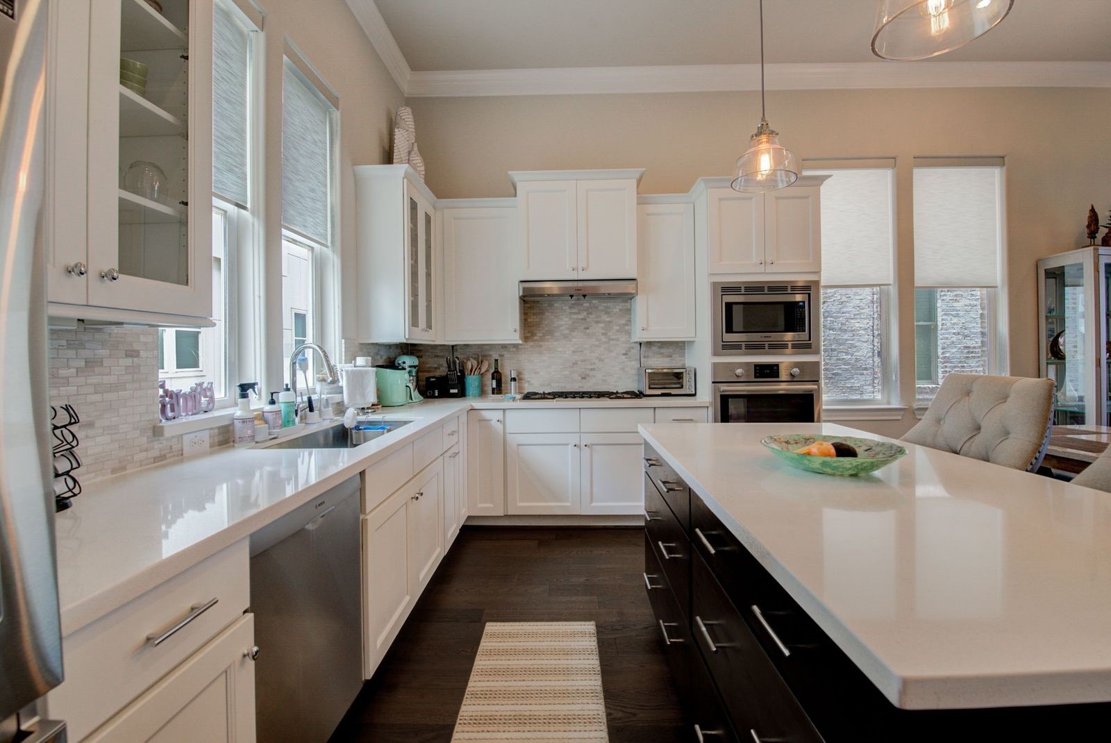 9664 Knight Road Houston, TX 77045 - Photo 7 of 33 a kitchen with kitchen island white cabinets and white appliances