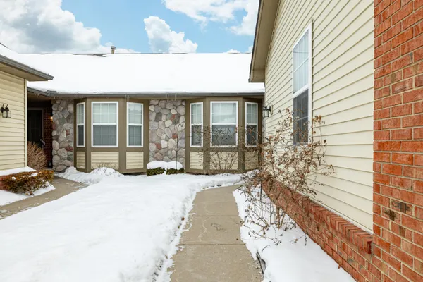$289,900 | 1877 North Kenwyck Drive, Ypsilanti, MI 48198