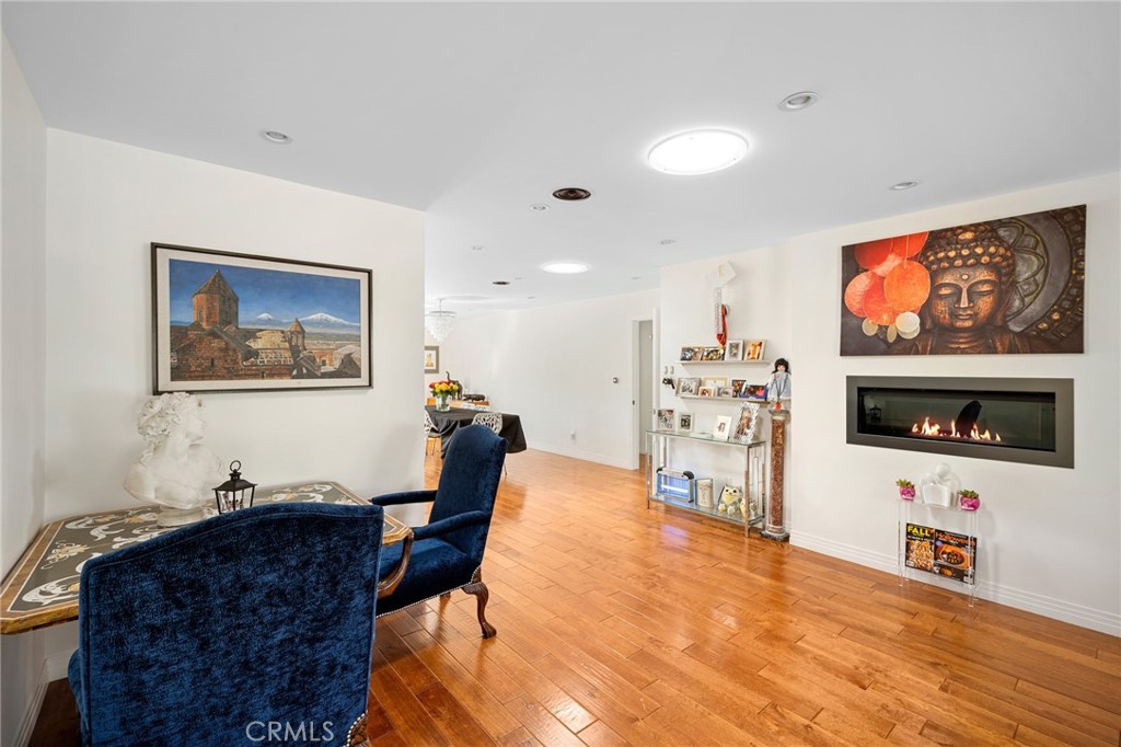 2040 West Kenneth Road Glendale, CA 91201 - Photo 14 of 64