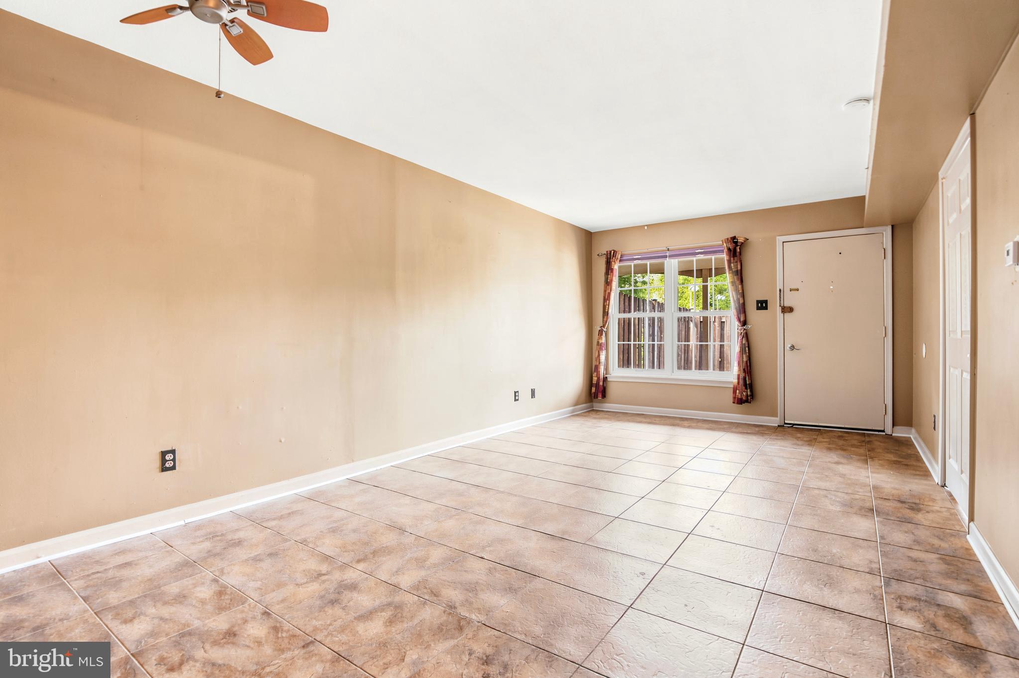 122 Bancroft Road, Unit 1C Lansdale, PA 19446 - Photo 4 of 29 Bright Spacious Living Room