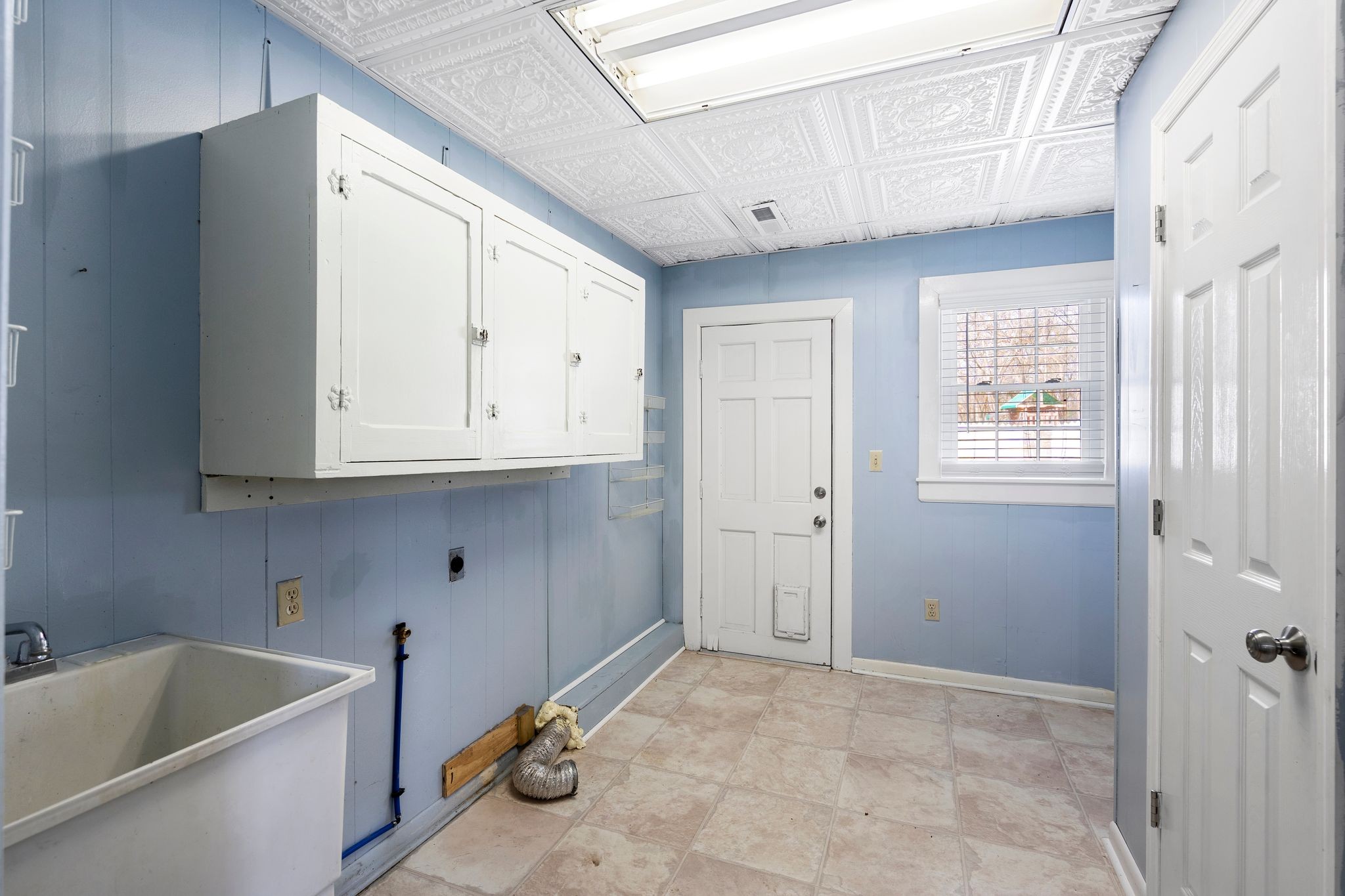 420 Beechwood Road Bell Buckle, TN 37020 - Photo 23 of 57 a view of room with window and cabinet