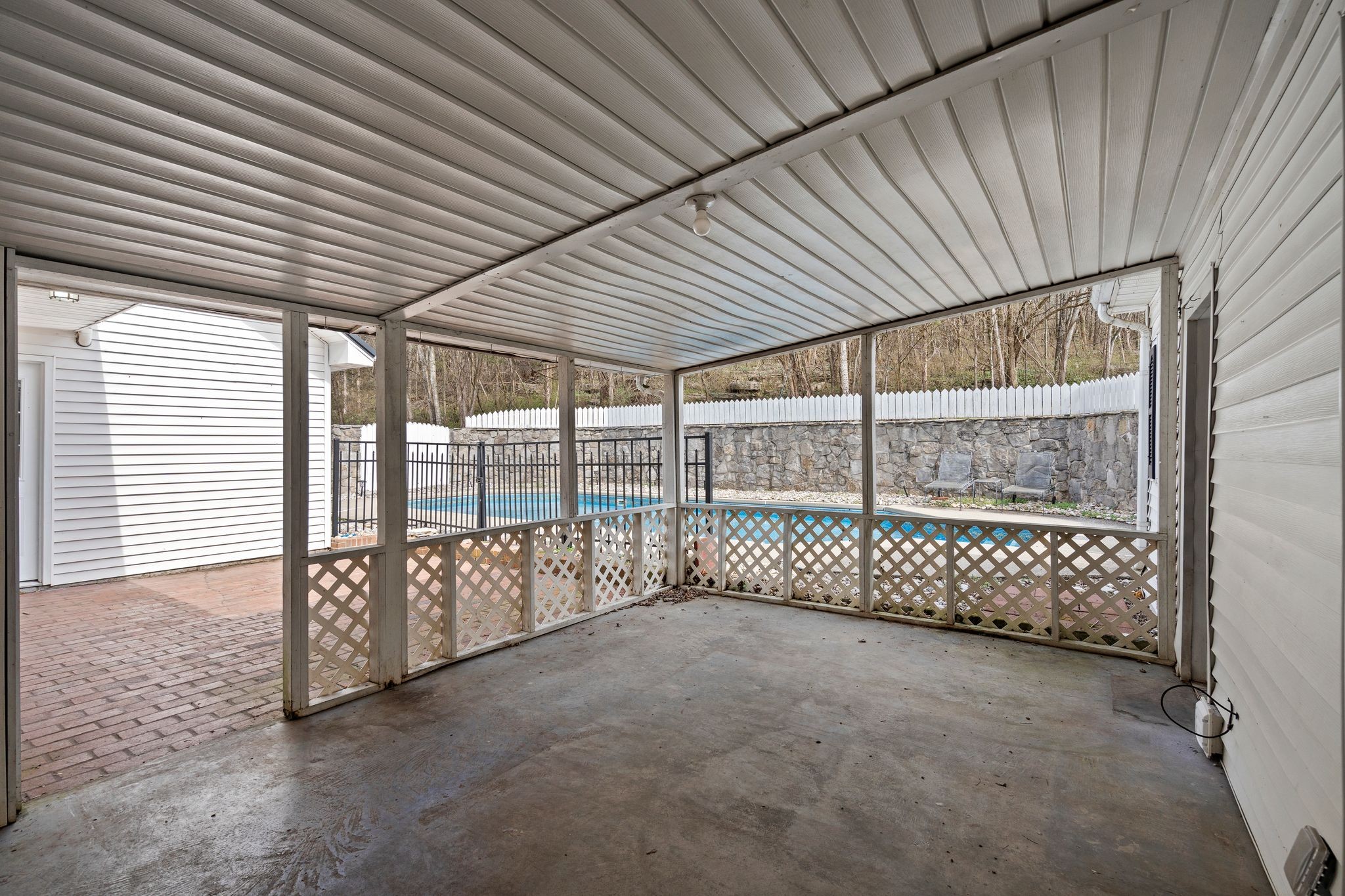 420 Beechwood Road Bell Buckle, TN 37020 - Photo 38 of 57 a view of a garage