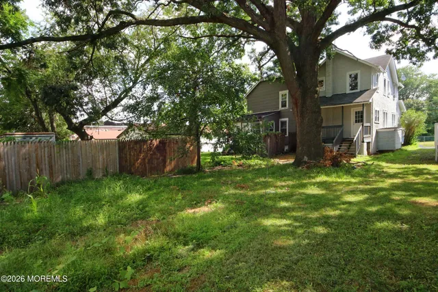 a view of a yard in front of house