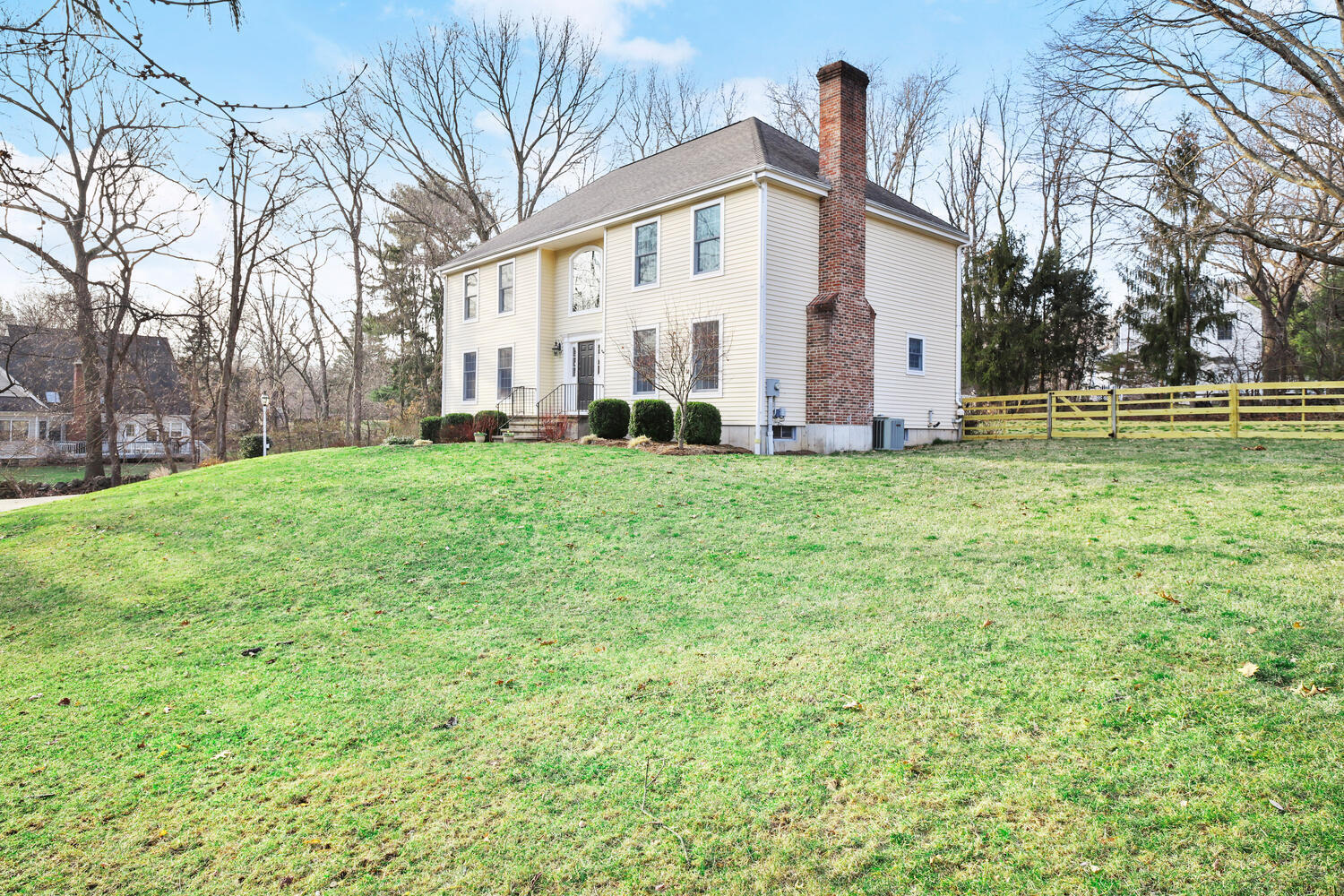481 Flax Hill Road Norwalk, CT 06854 - Photo 3 of 28 481 Flax Hill Rd Norwalk CT-large-037-03