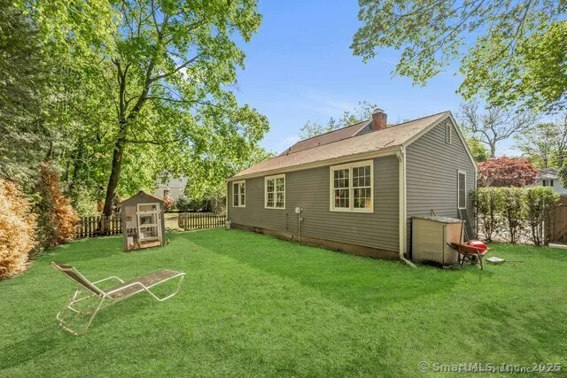 a view of a house with backyard