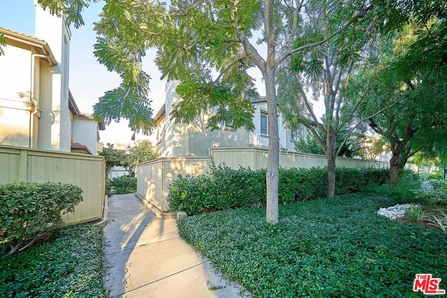 a view of a back yard