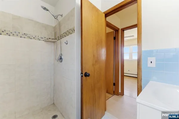 $2,900 | 370 Henry Street, Unit 2, Fairview, NJ 07022