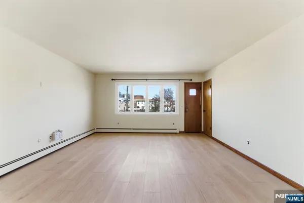 $2,900 | 370 Henry Street, Unit 2, Fairview, NJ 07022