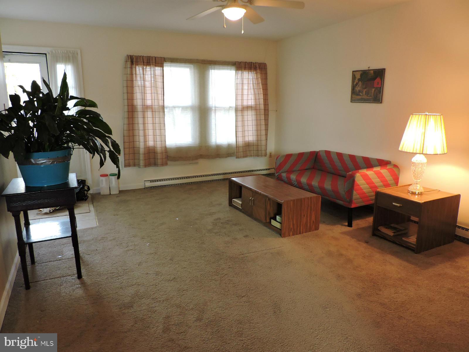 606 Poplar Road Sterling, VA 20164 - Photo 4 of 24 Living Room