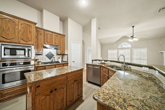 $2,800 | 1915 Stable Stone Lane, Pearland, TX 77581