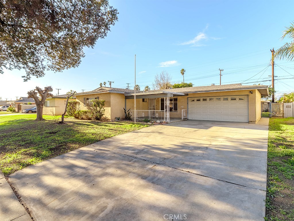 8815 San Vicente Avenue Riverside, CA 92503 - Photo 21 of 27 a view of a swimming pool with a yard