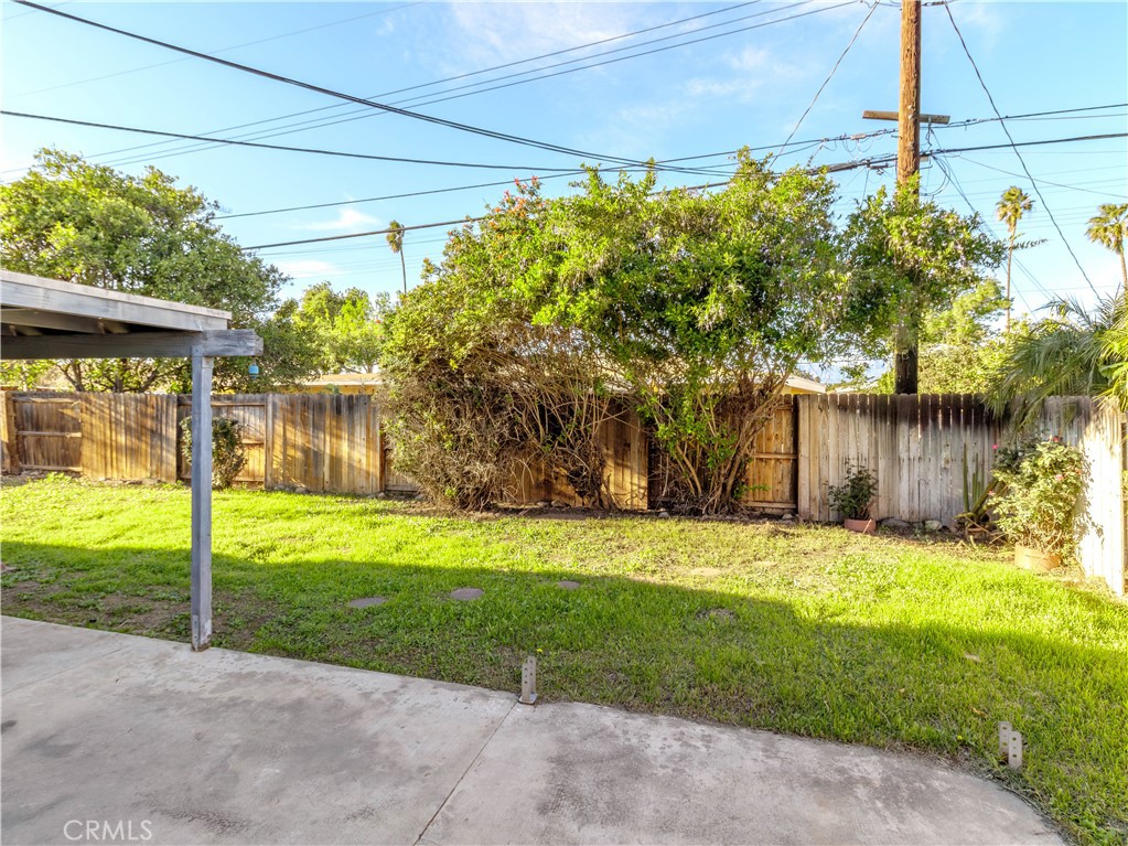 8815 San Vicente Avenue Riverside, CA 92503 - Photo 4 of 27 a backyard of a house with lots of green space