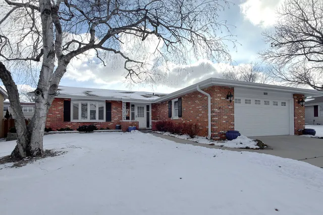 $524,900 | 1819 West Thornwood Lane, Mount Prospect, IL 60056