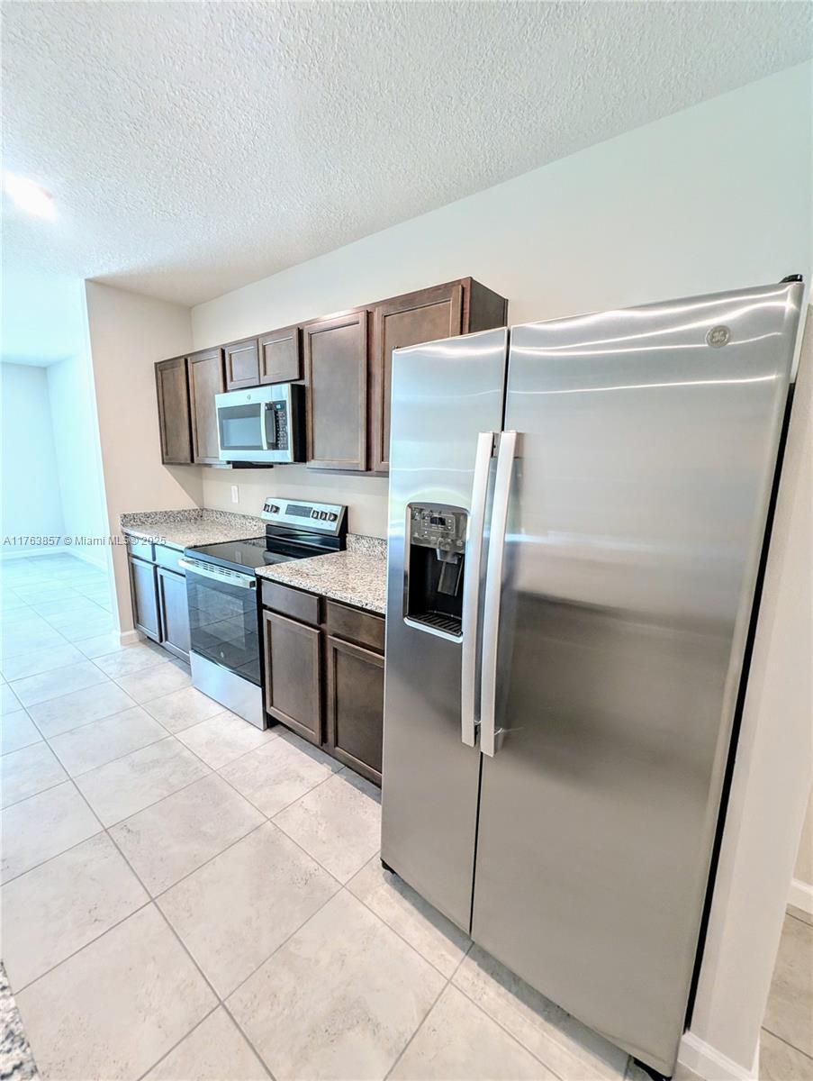 285 Raspberry Road Fort Pierce, FL 34981 - Photo 2 of 27 20250524193041995158000000-o