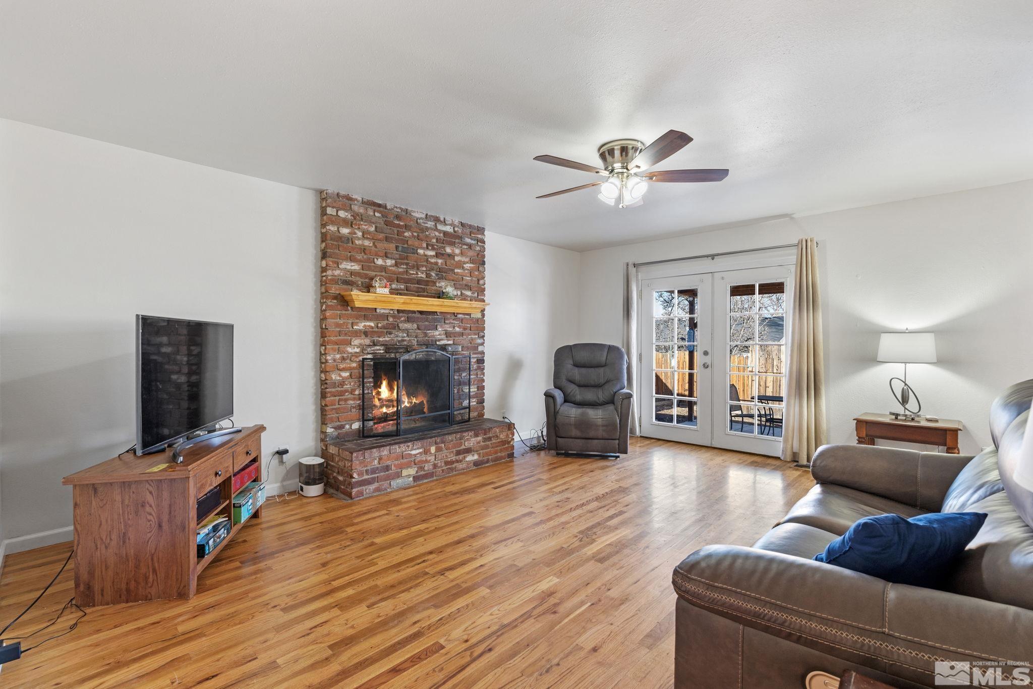 686 Ibis Lane Reno, NV 89503 - Photo 4 of 27 a living room with furniture and a flat screen tv
