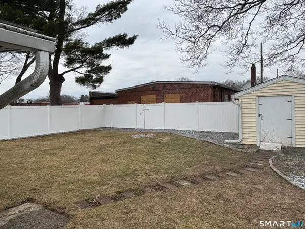 a view of a backyard