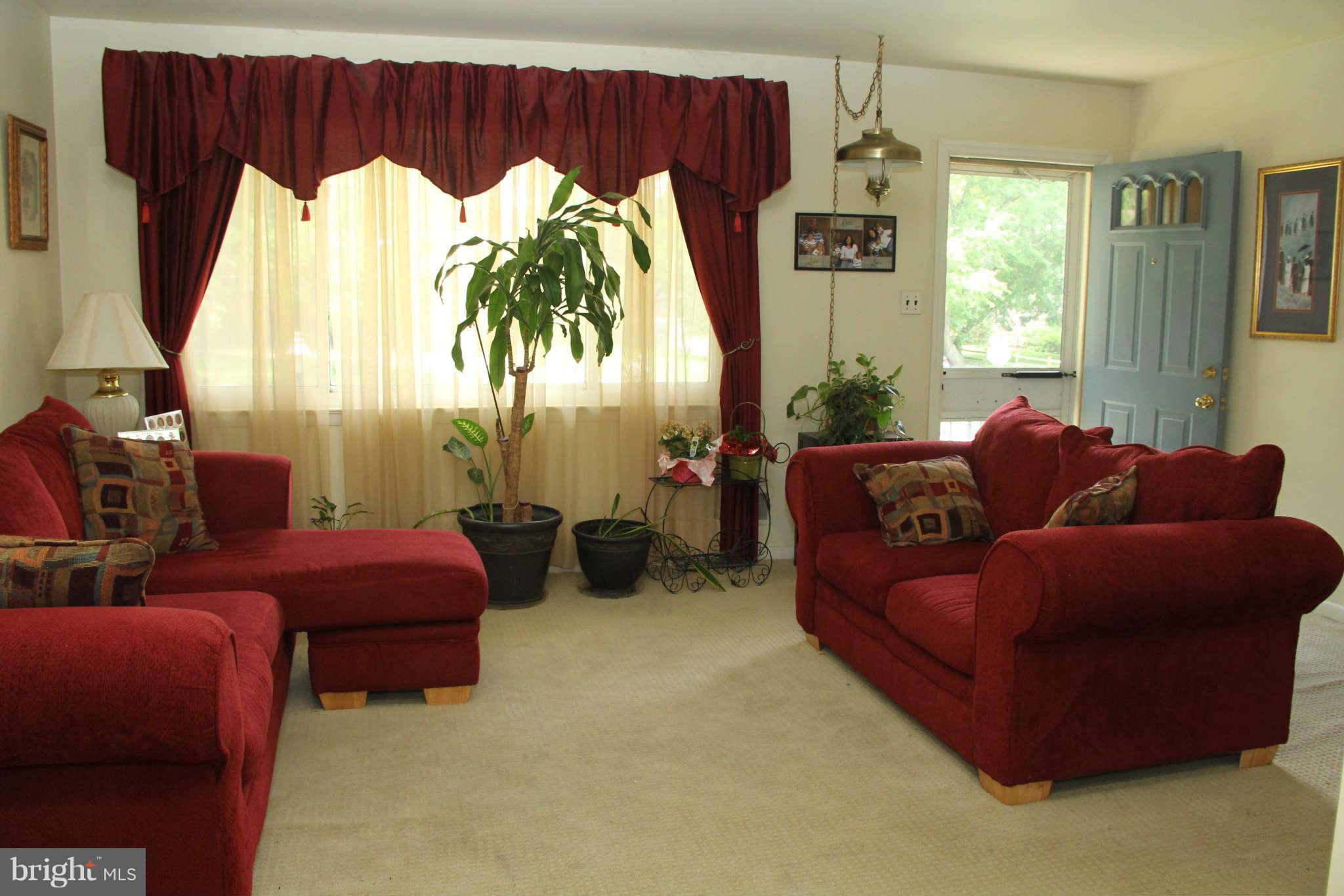 5902 Spell Road Clinton, MD 20735 - Photo 2 of 17 Living Room