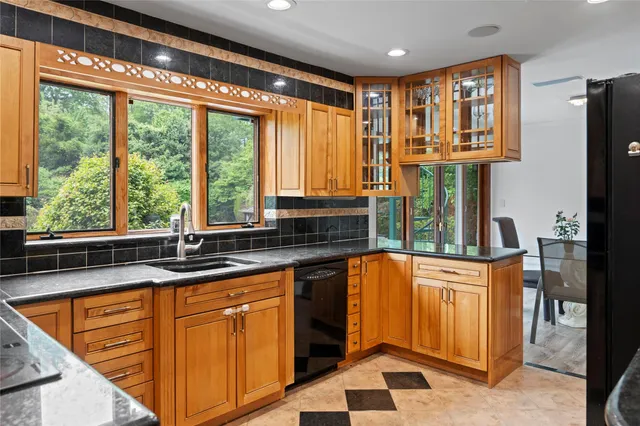 $1,199,000 | 16 Eastland Drive, Glen Cove, NY 11542