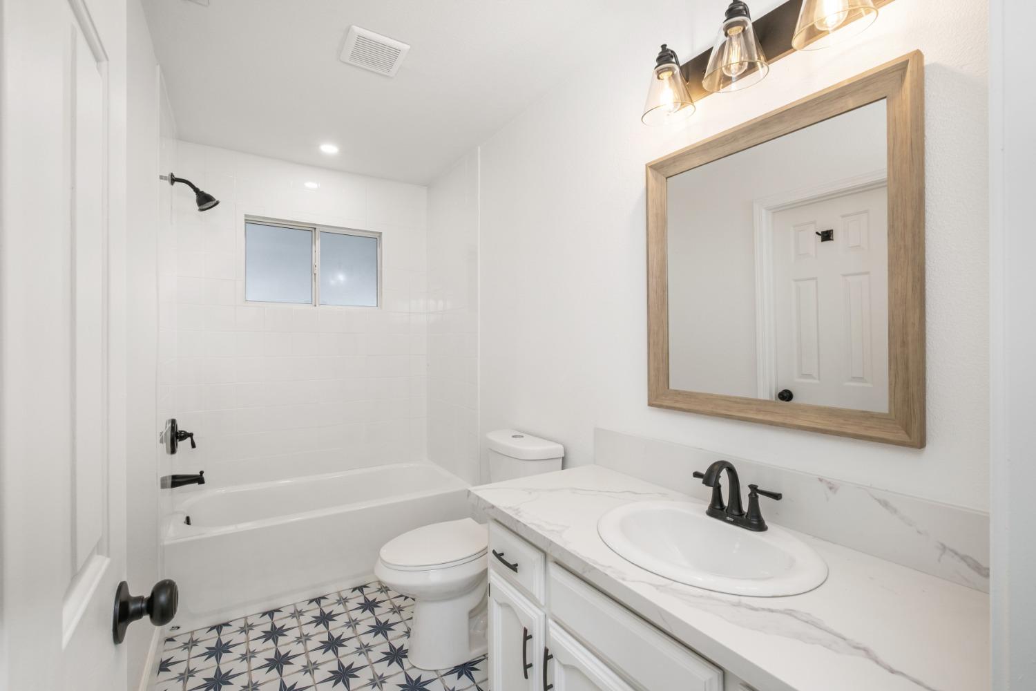 42906 Ranger Cir Drive Coarsegold, CA 93614 - Photo 17 of 29 a bathroom with a sink toilet a bathtub and vanity