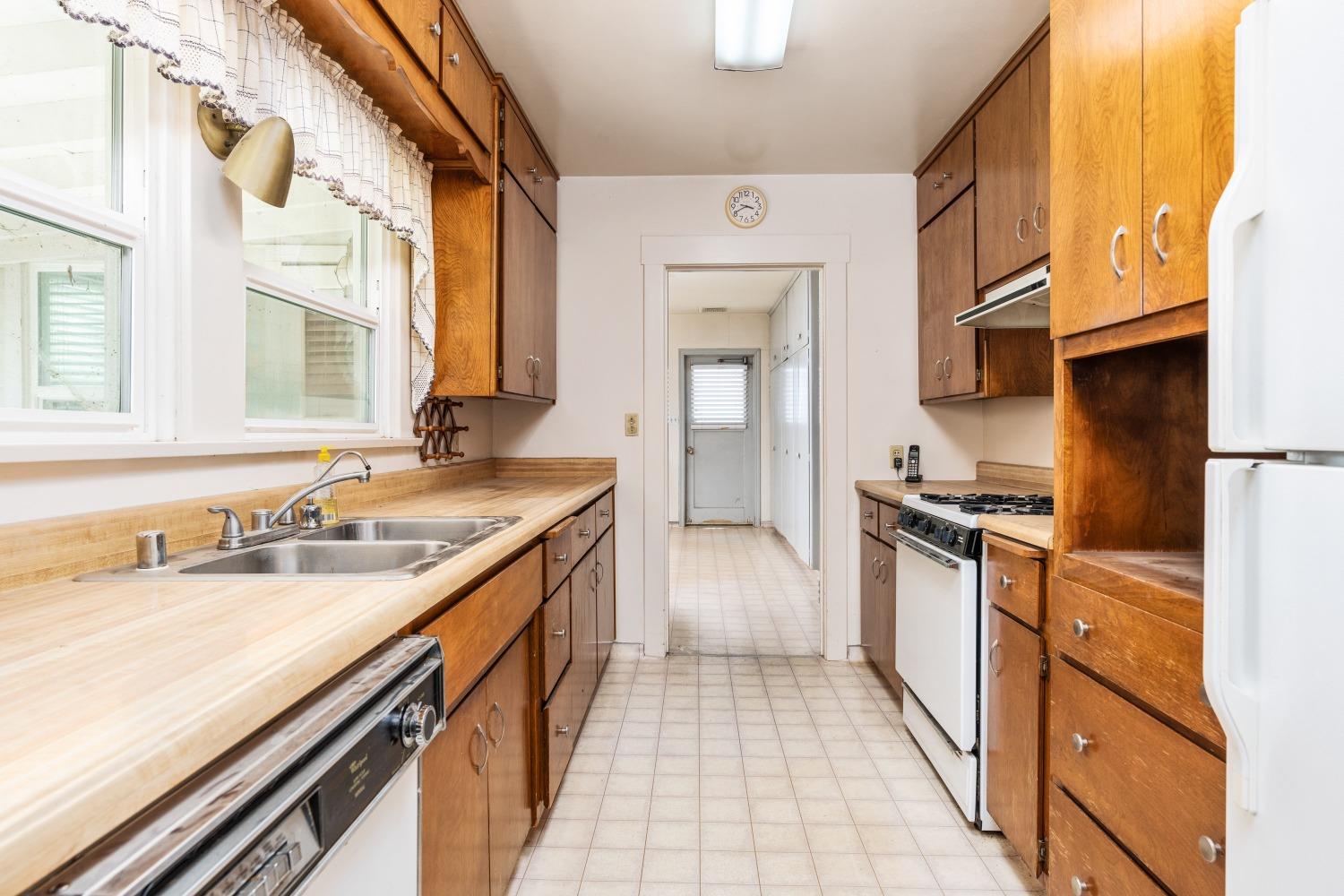 1790 North Piedra Road Sanger, CA 93657 - Photo 15 of 32 a kitchen with granite countertop a sink stove and refrigerator
