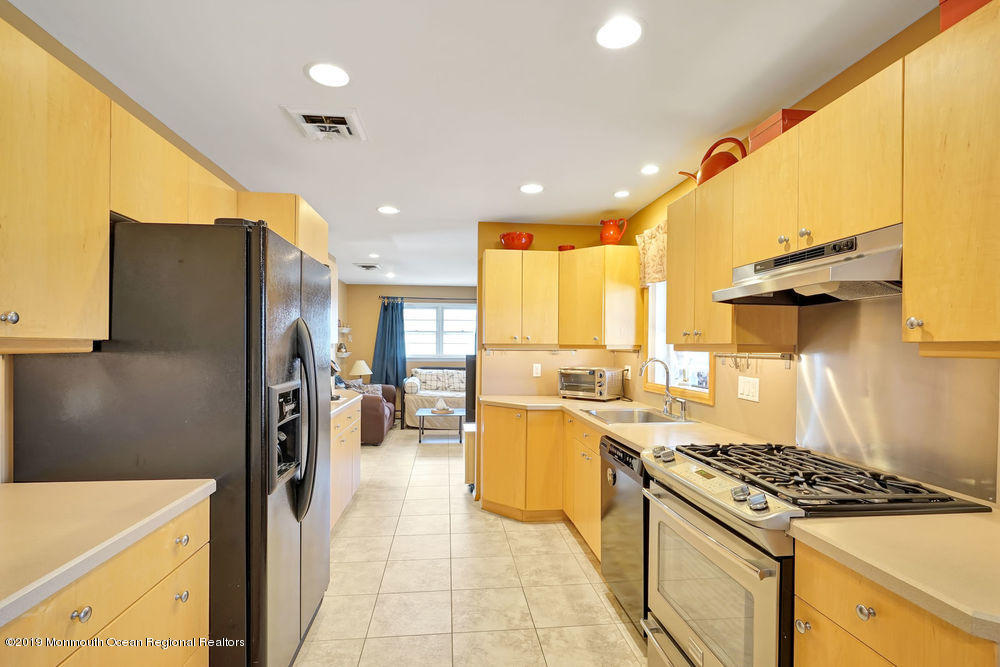 8 Stoecker Road Holmdel, NJ 07733 - Photo 11 of 35 028_dsc00071
