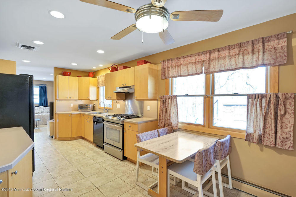 8 Stoecker Road Holmdel, NJ 07733 - Photo 12 of 35 027_dsc00066