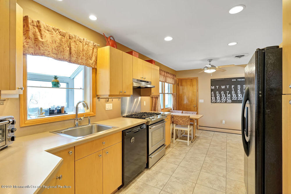 8 Stoecker Road Holmdel, NJ 07733 - Photo 13 of 35 030_dsc00081